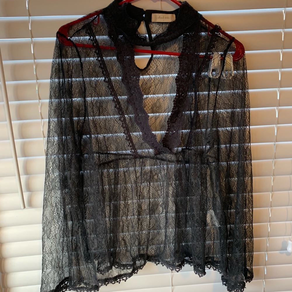 Altar’d state keyhole lace top